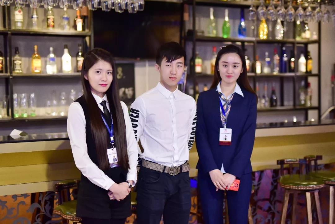 欧米奇创业学员楚钧博:喝最烈的酒,开最潮的店_烘焙学习创业班