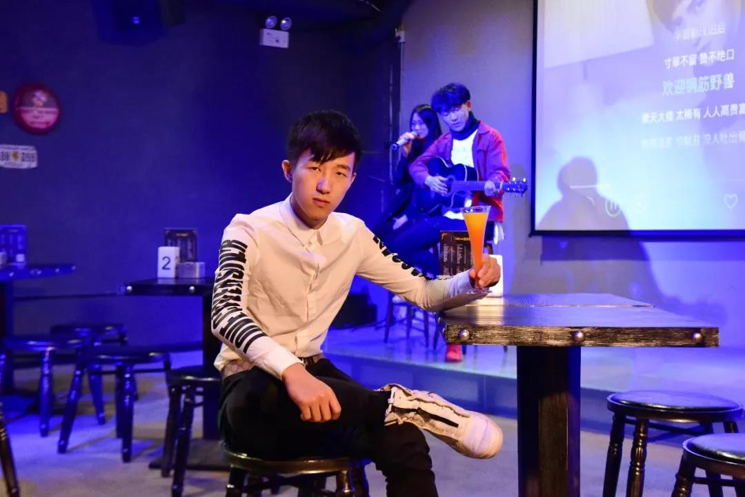 欧米奇创业学员楚钧博:喝最烈的酒,开最潮的店_烘焙学习创业班