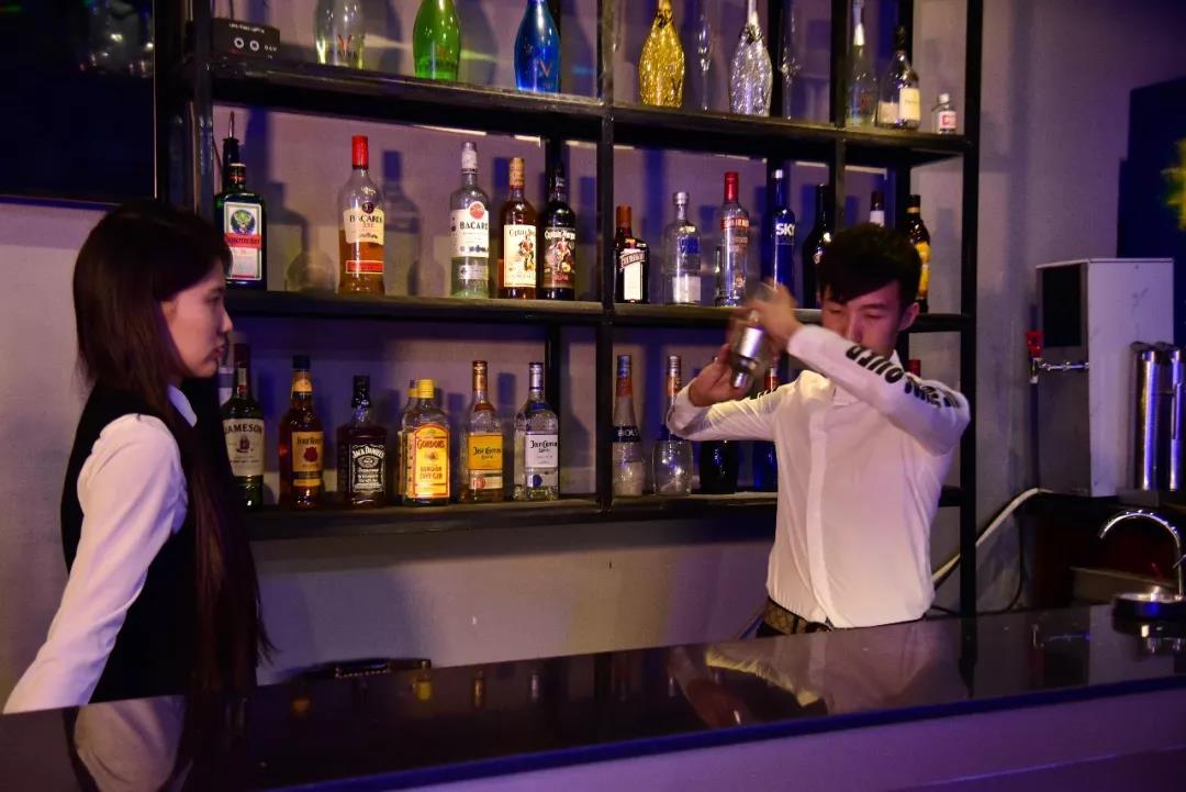 欧米奇创业学员楚钧博:喝最烈的酒,开最潮的店_烘焙学习创业班