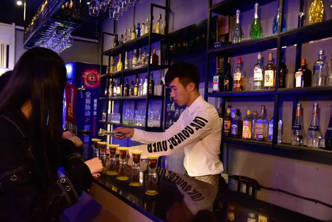 欧米奇创业学员楚钧博:喝最烈的酒,开最潮的店_烘焙学习创业班
